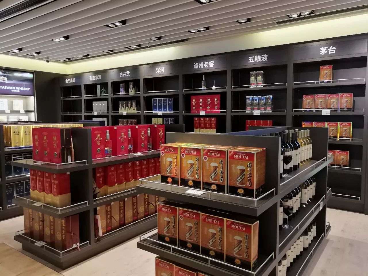 中免集团-机场免税店烟酒展柜 -001